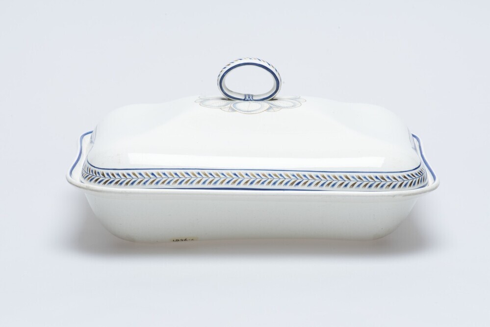 Deel van Wedgwood servies: 2 schalen met deksel