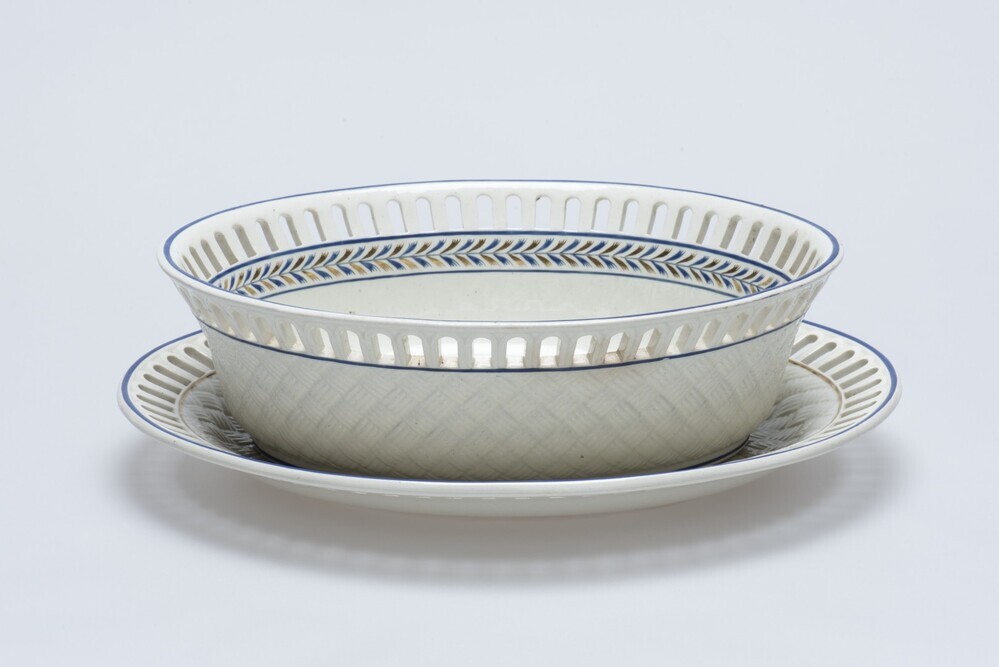 Deel van Wedgwood servies: 2 broodschalen met onderschotel