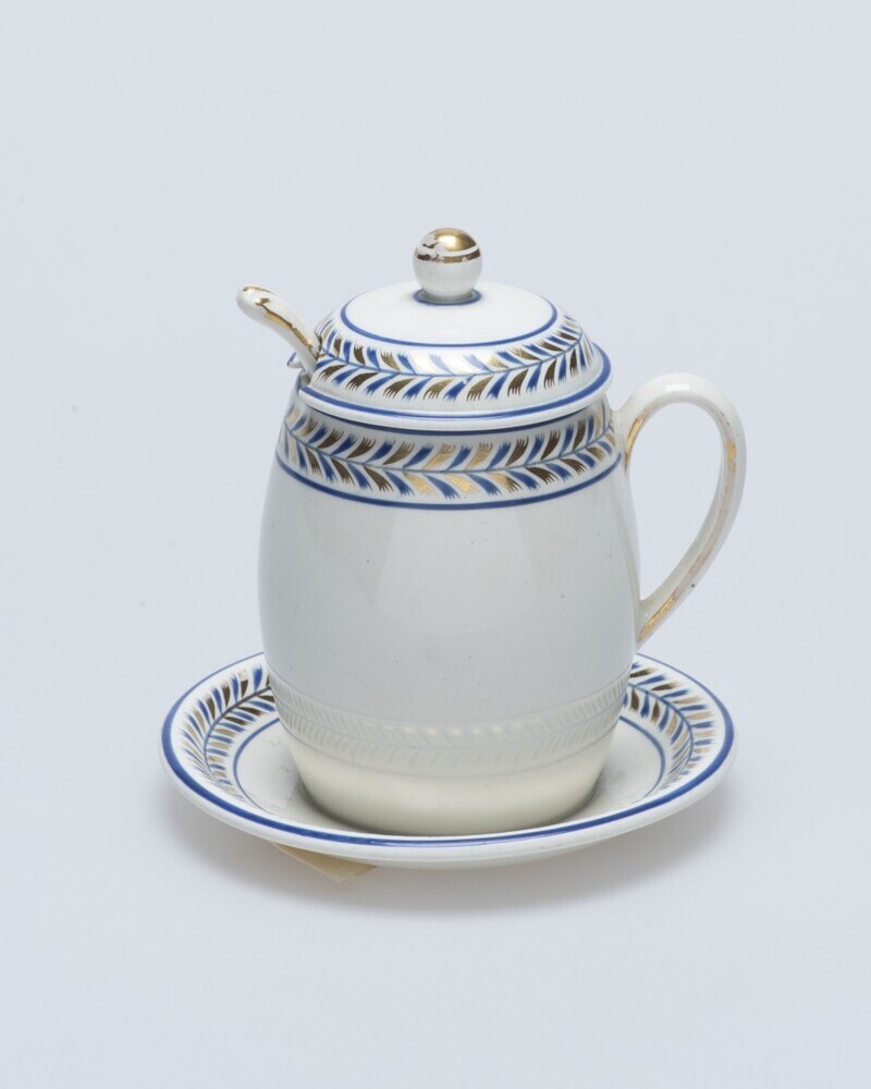 Deel van Wedgwood servies: mosterdpot op vaste schotel met deksel en lepel