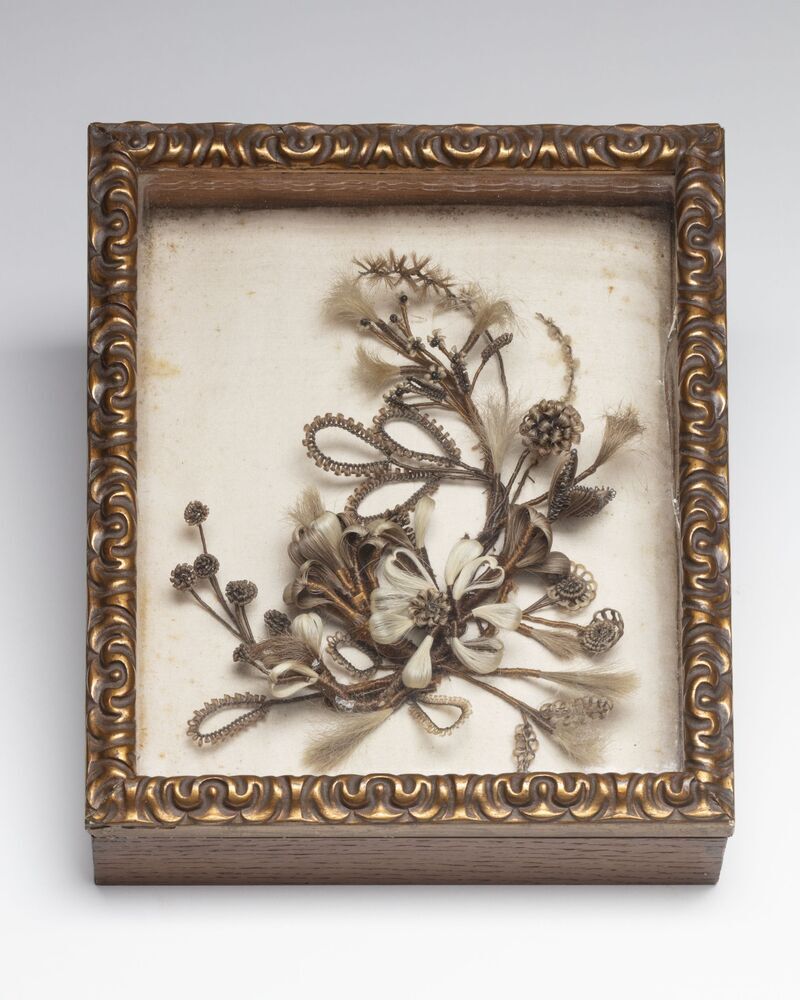 Haarwerk in vergulde lijst