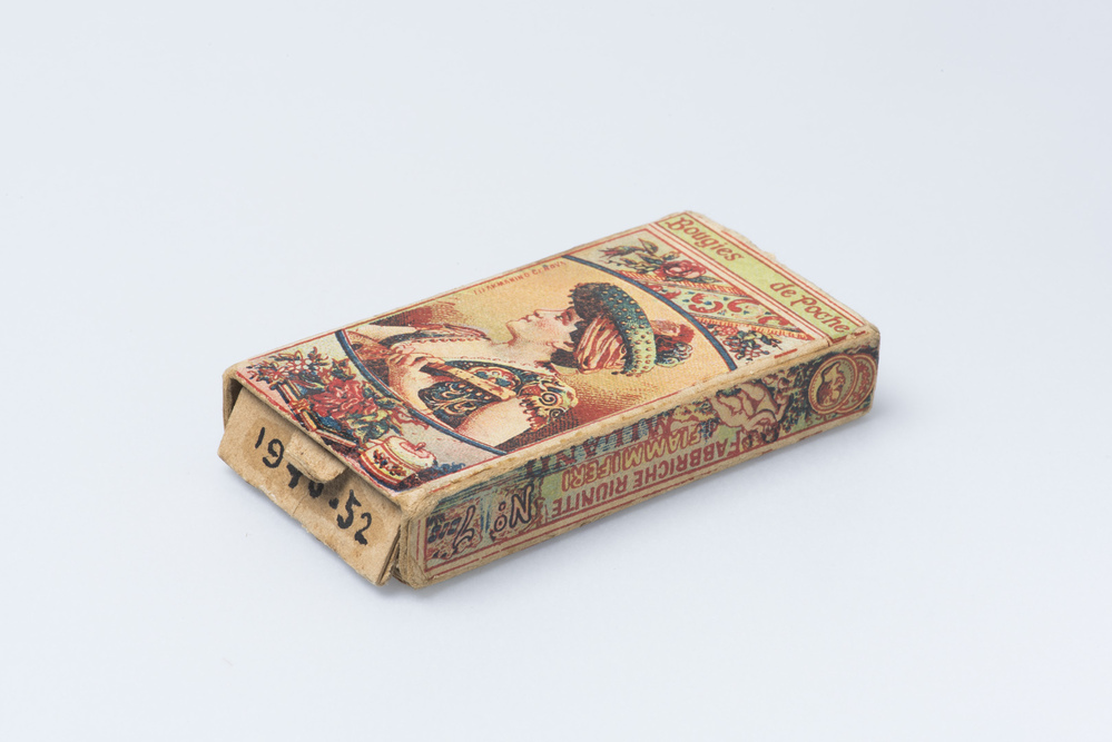 Kartonnen doosje met waslucifers