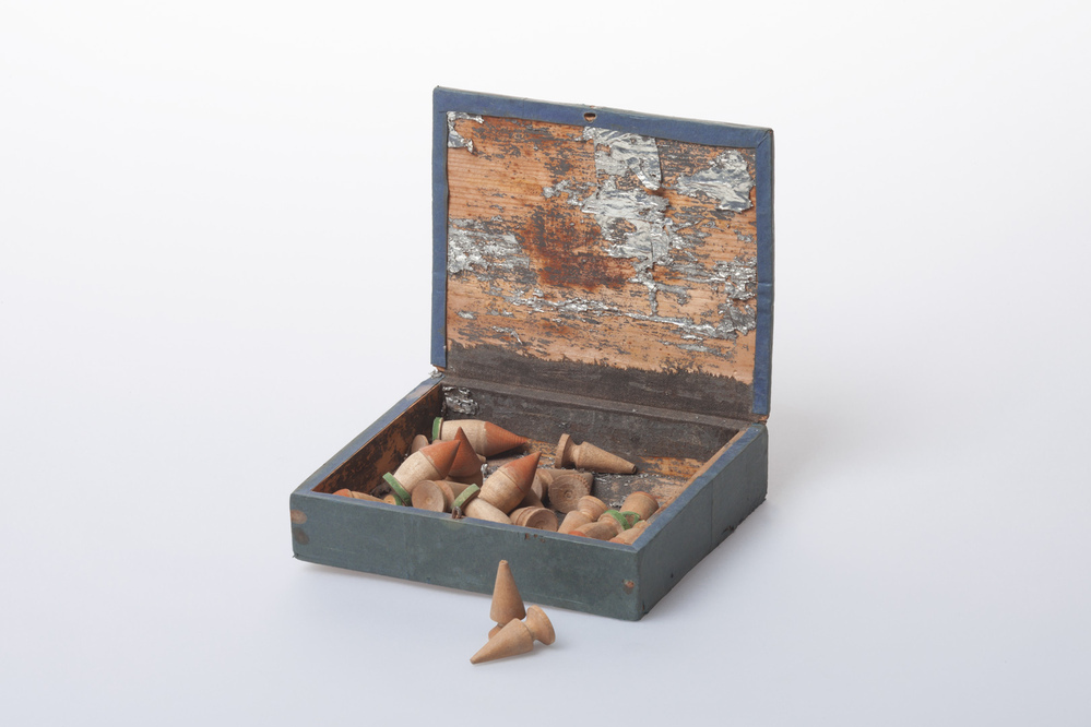 Doosje gevuld met houten staafjes