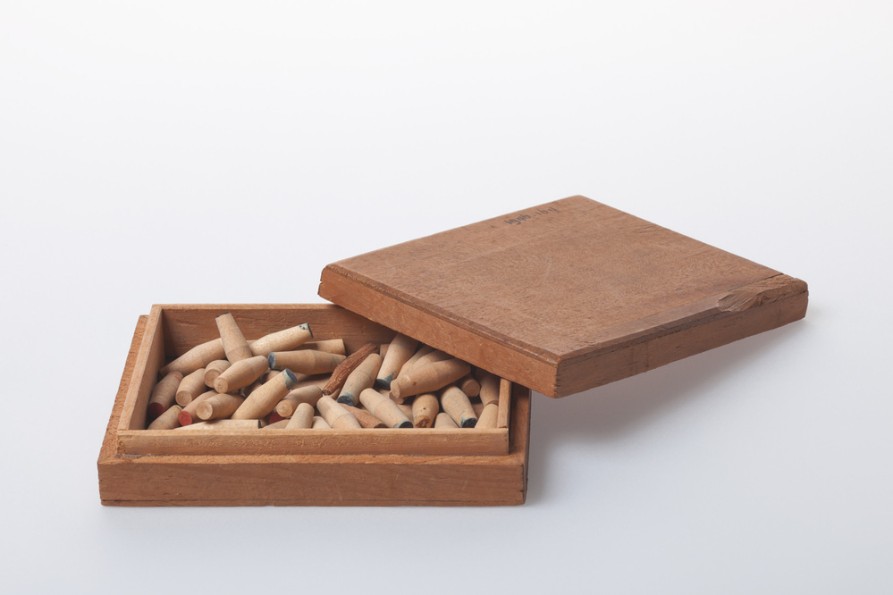 Doosje gevuld met houten staafjes