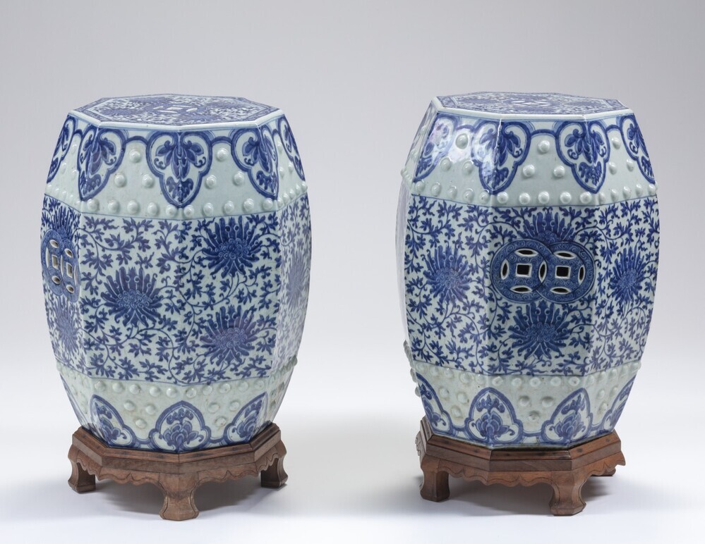 Twee krukken met onderstel