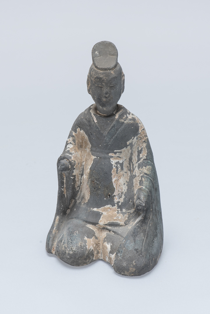 Beeldje van vrouw met luit