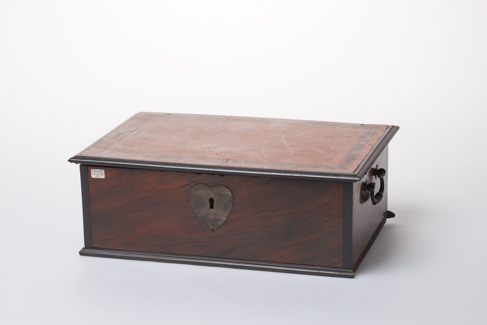 kistje van ebbenhout versierd met palissander