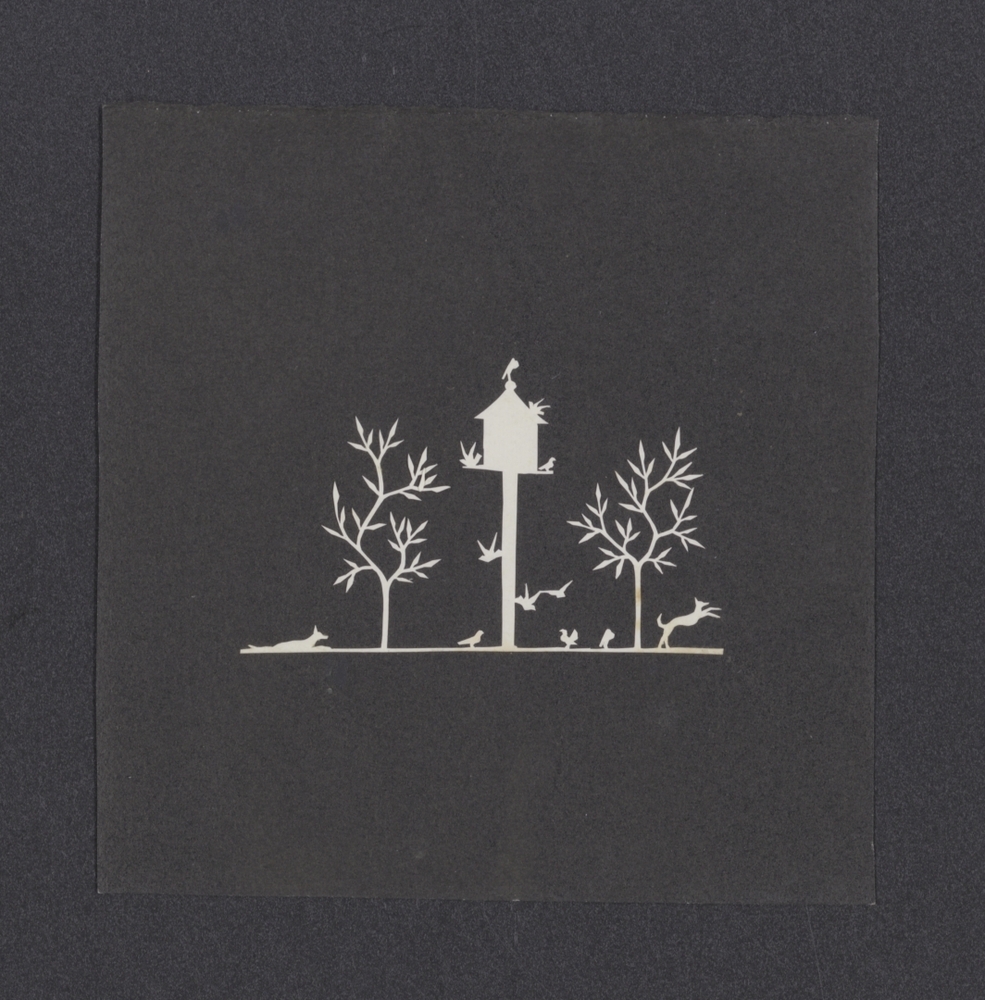 Duiventil met vliegende duiven