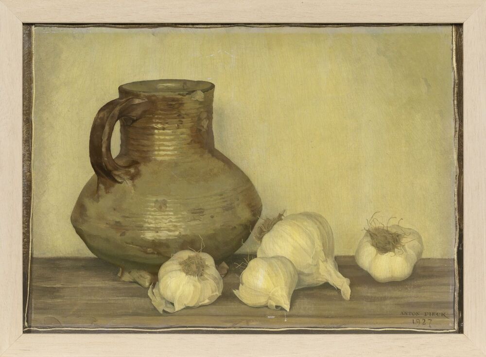 Pot met vier knoflookbollen