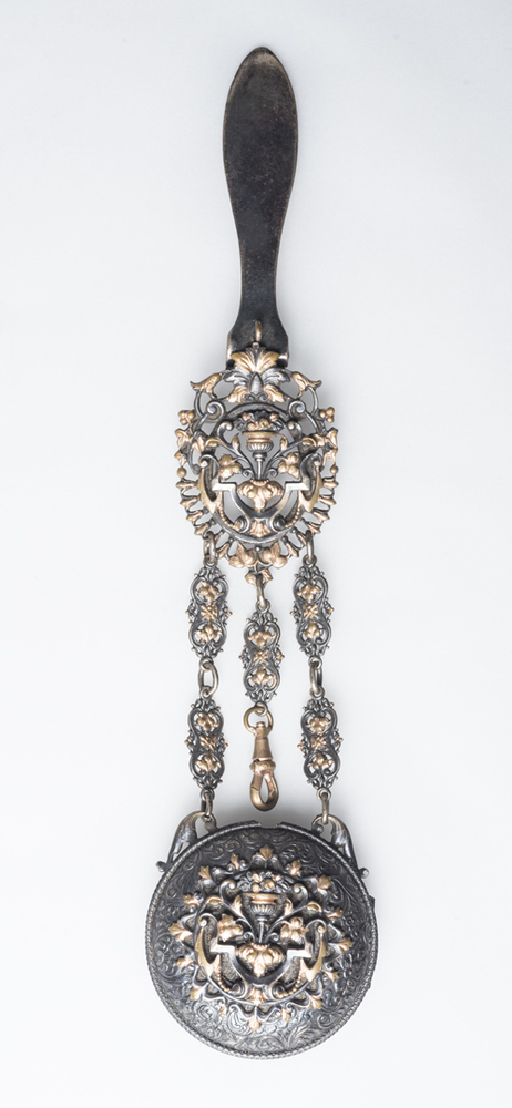 Chateleine waarin dameshorloge gedragen kan worden