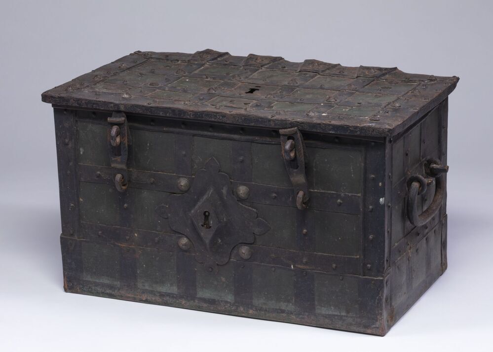 Donkergroen en zwart geverfde ijzeren geldkist.