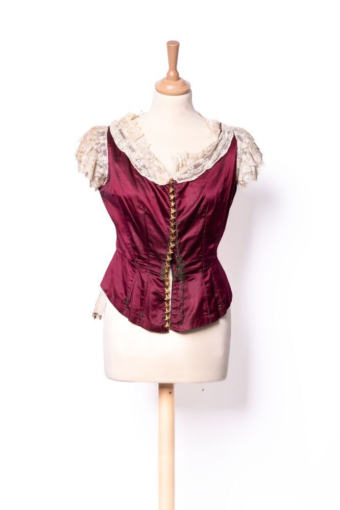 Donkerrood satijnen lijfje