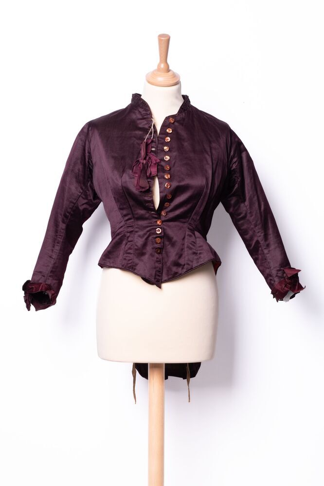 Donkerrood satijnen lijfje