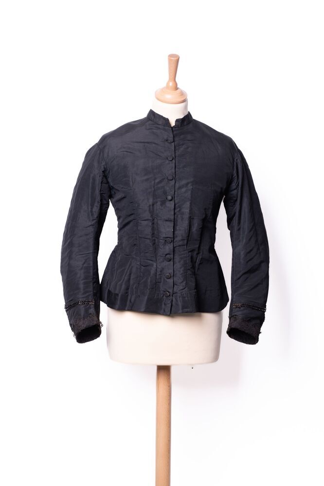 Zwart zijden schootlijfje