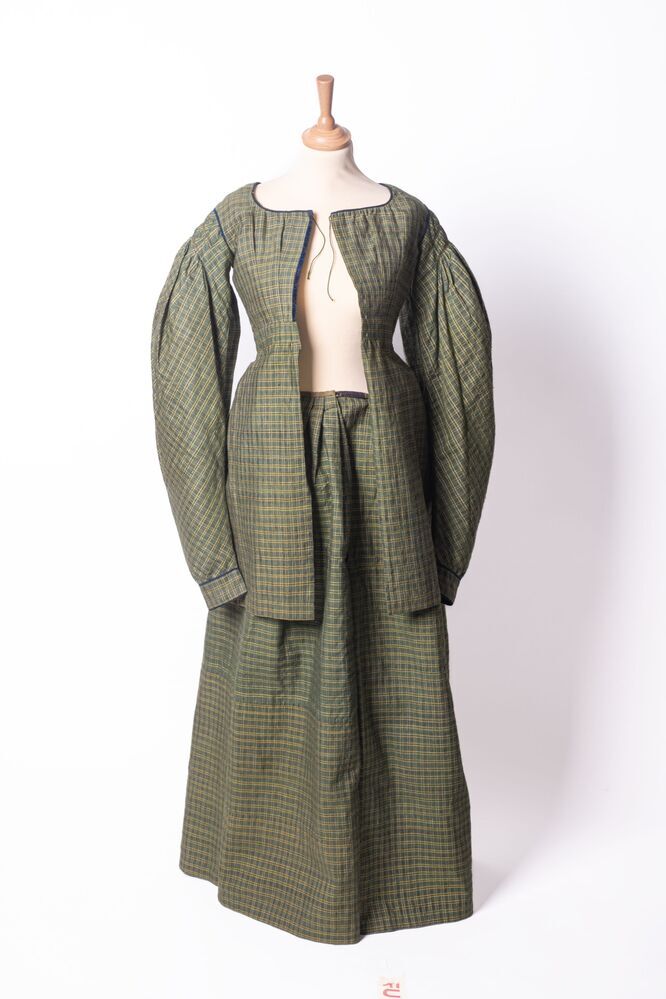 Groene japon met gele streepjes/ruit, bestaande uit een rok en jak