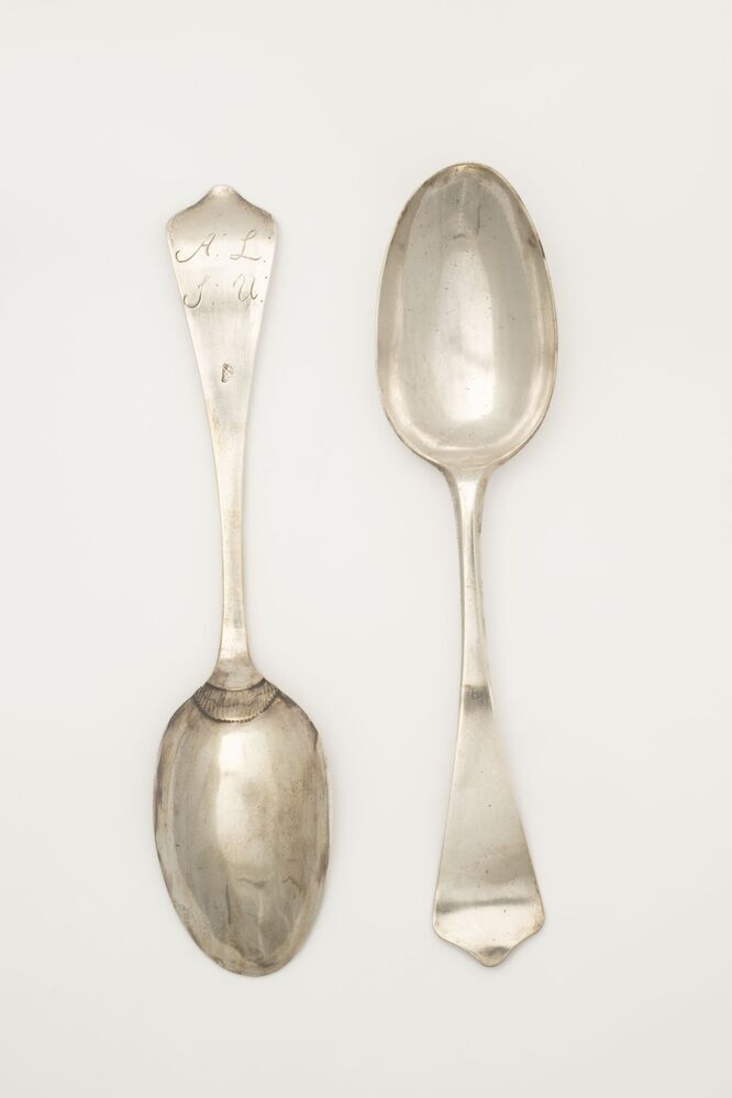Twee lepels van zilver (shield end)