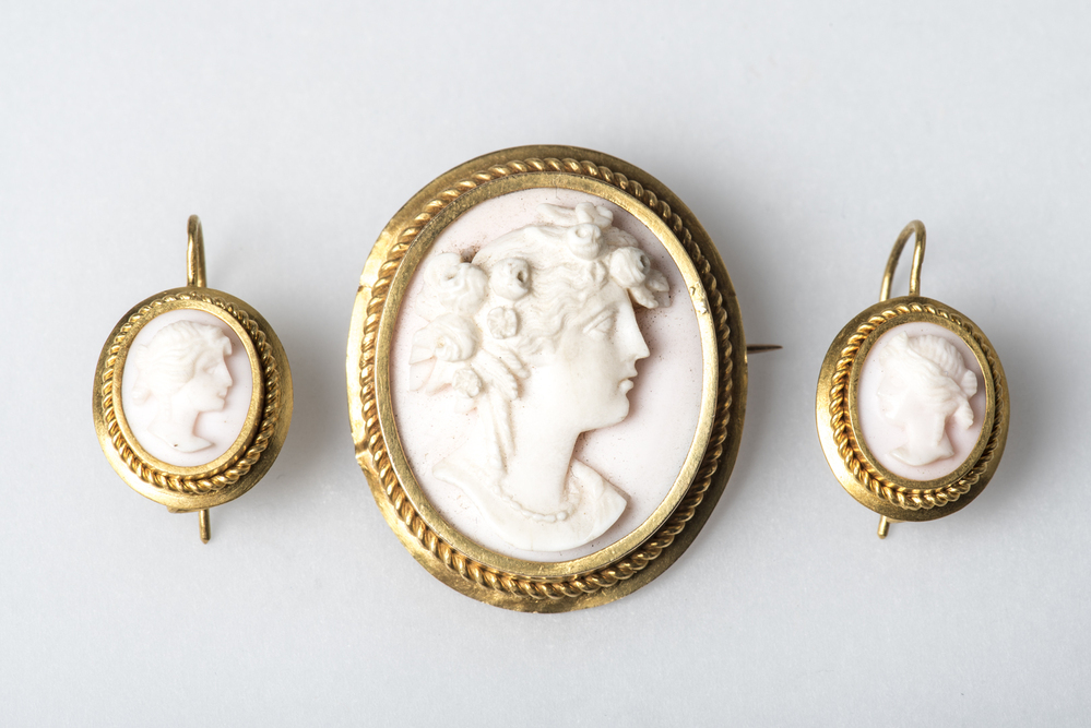 Broche met oorbellen