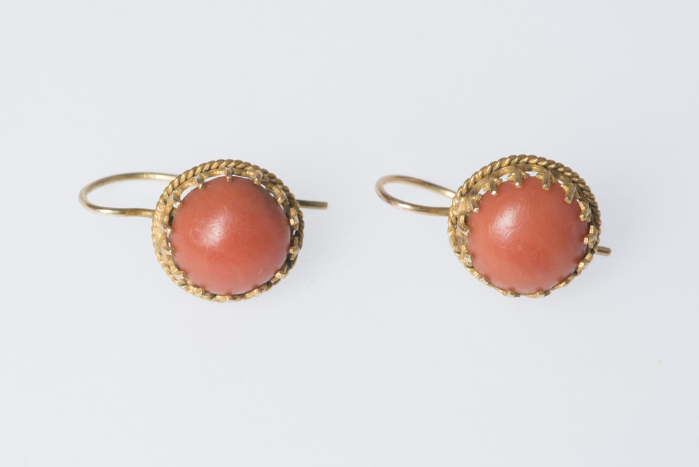 Oorbellen van bloedkoraal