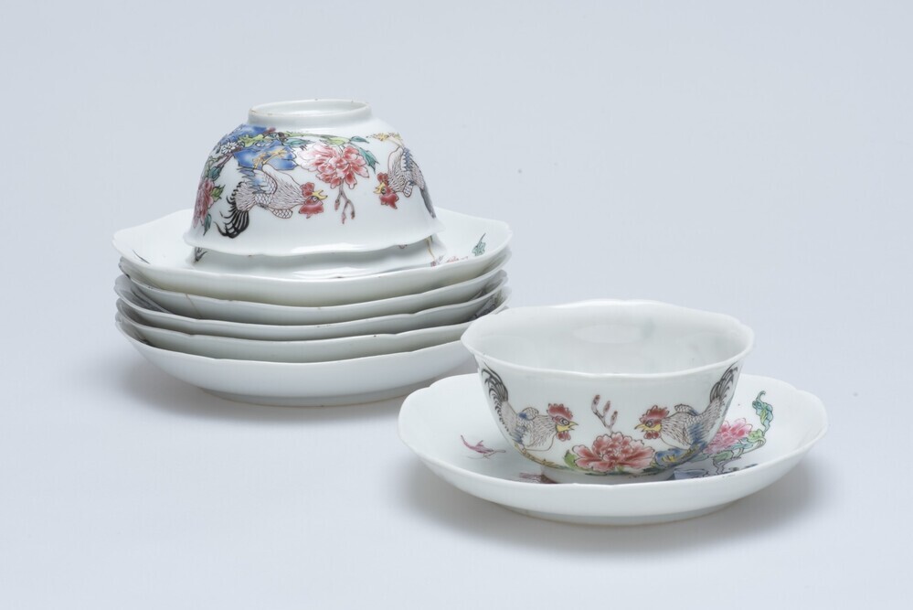 Kop en schotel hanendecor