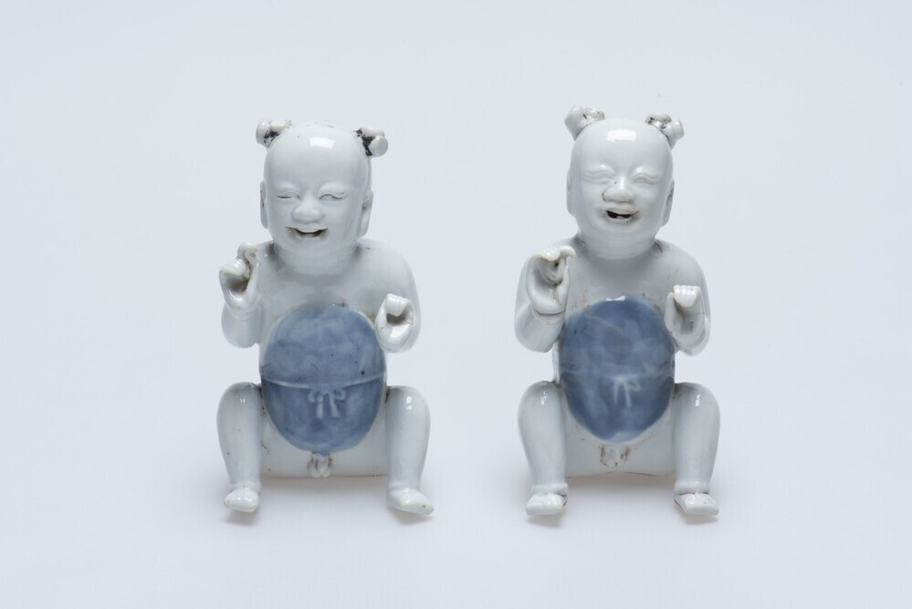 Beeldjes van zittende jongetjes