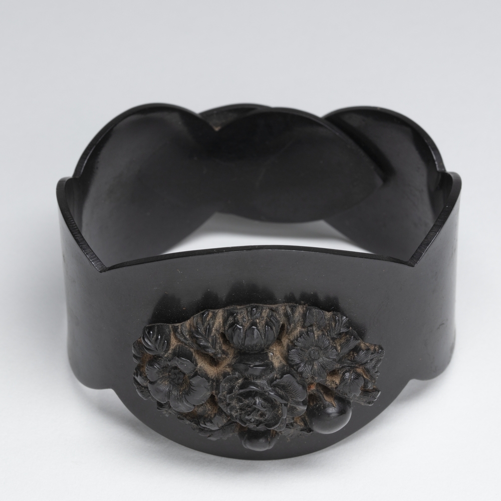 Paar rouwarmbanden van eboniet