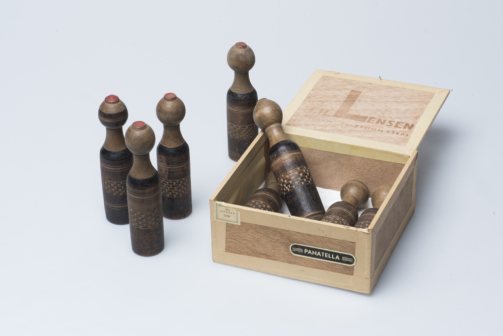 Houten kegelspel met bal van steengoed