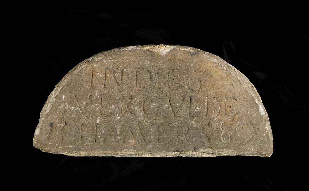 Halfmaanvormige gevelsteen 'In die 3 vergulde hamers 1589'