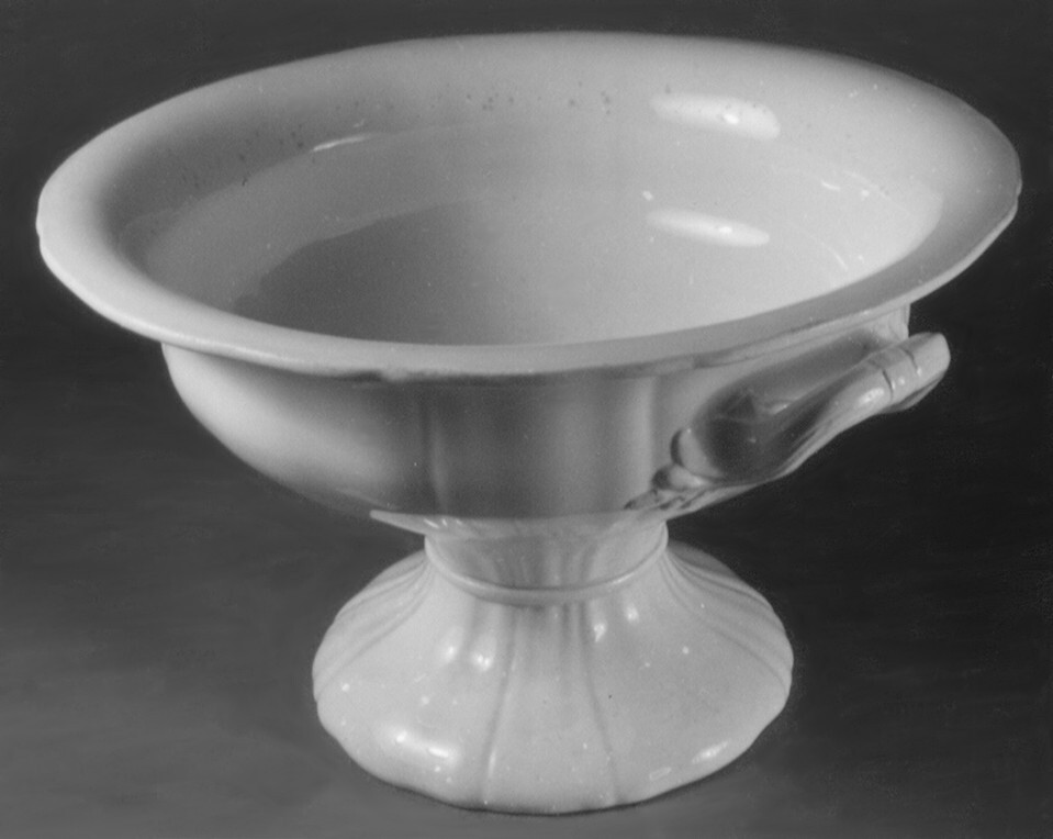 Dienschaal op hoge voet