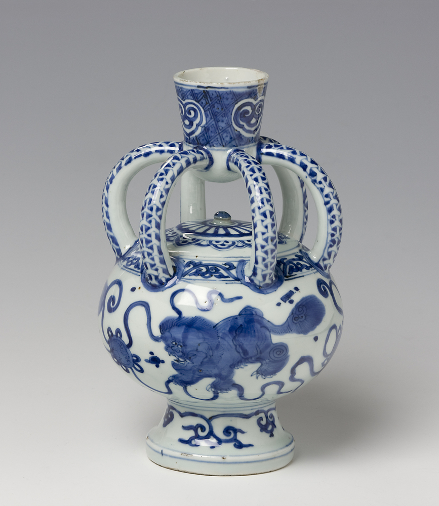 Bolvormige vaas met  drie shishi’s