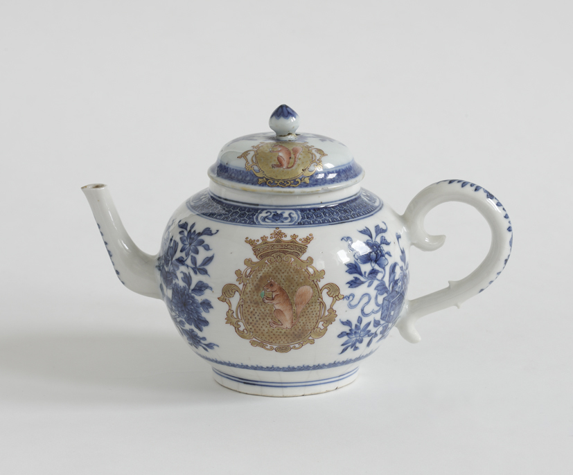 Theepot met familiewapen Sichterman