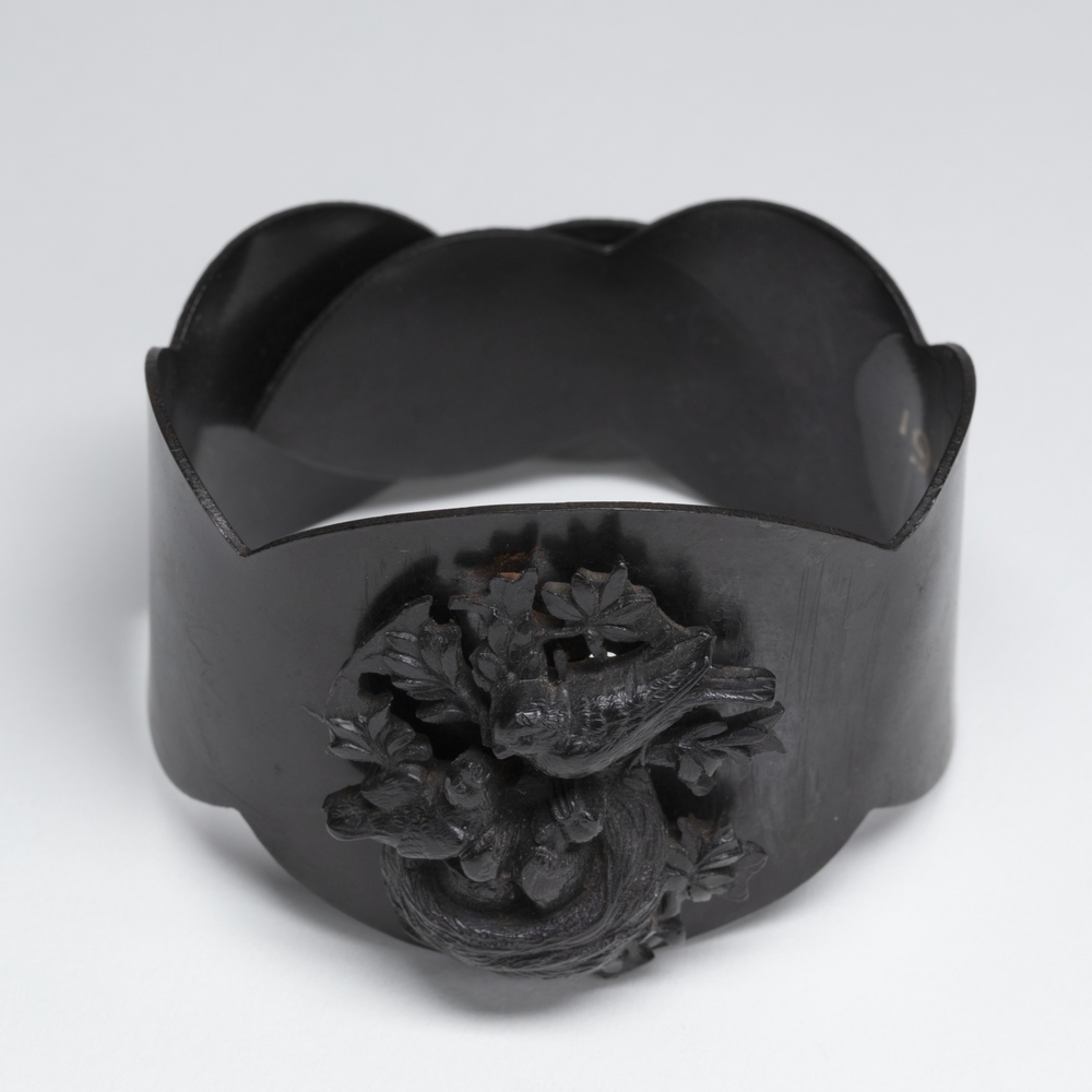 Rouwarmband van eboniet