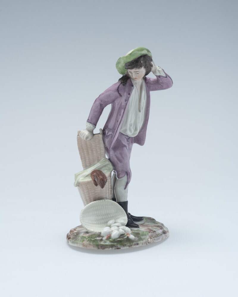 VERVALLEN Jongeman staande bij draagkorf en platte ovale mand met eieren