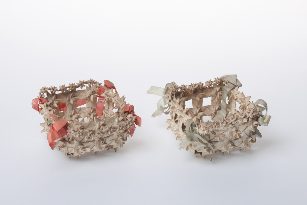 Twee ajourgevlochten vierkante bakjes