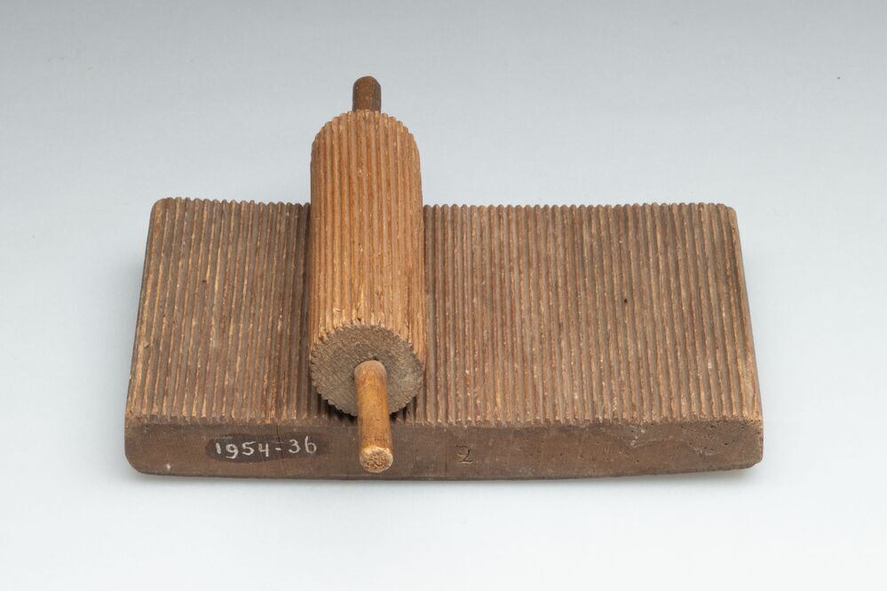 plooiplankje en rol voor plooien van mutsen