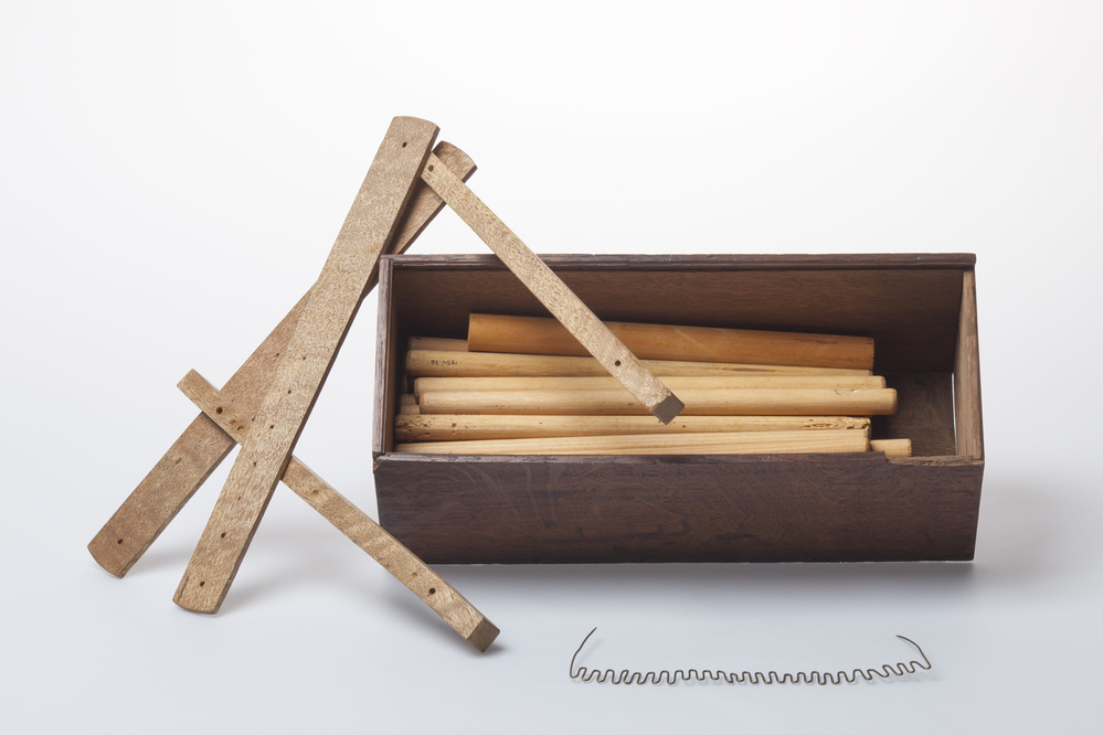 Kistje met gereedschap om een floddermuts op te maken