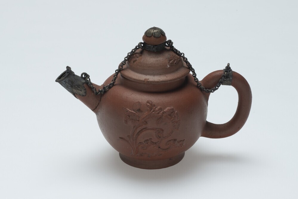 Theepotje met zilveren montuur