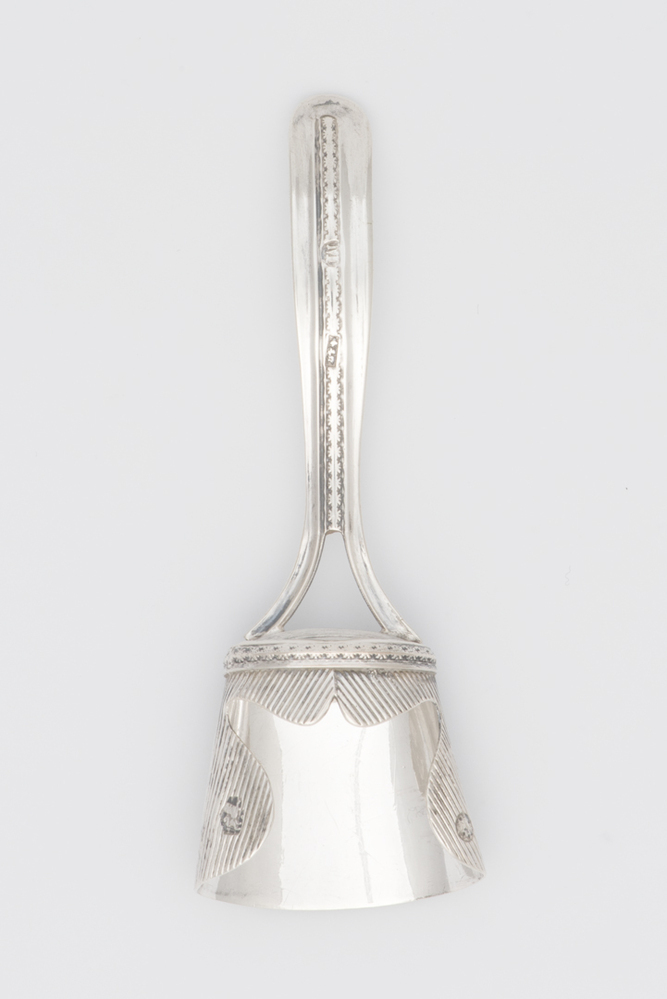 Thee- of suikerschep van zilver
