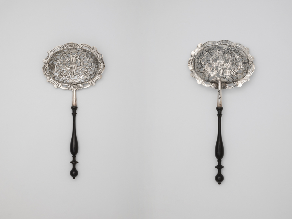 Ajour bewerkte suikerschep van zilver