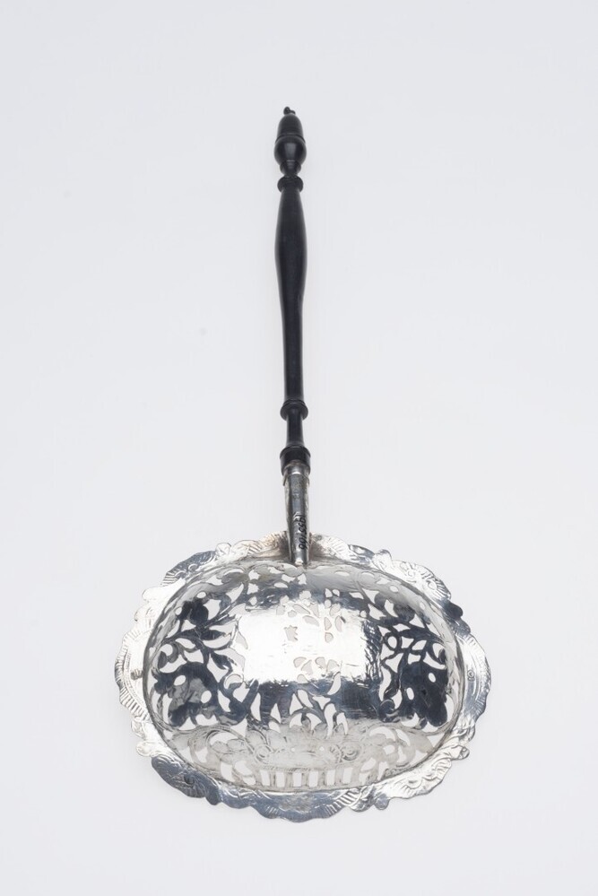 Ajour bewerkte strooilepel van zilver