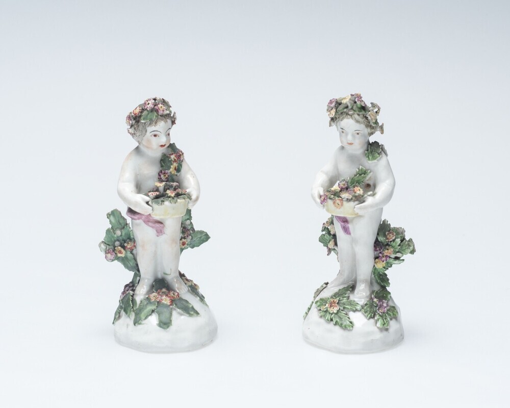 Twee beeldjes van een kind met bloemenmand