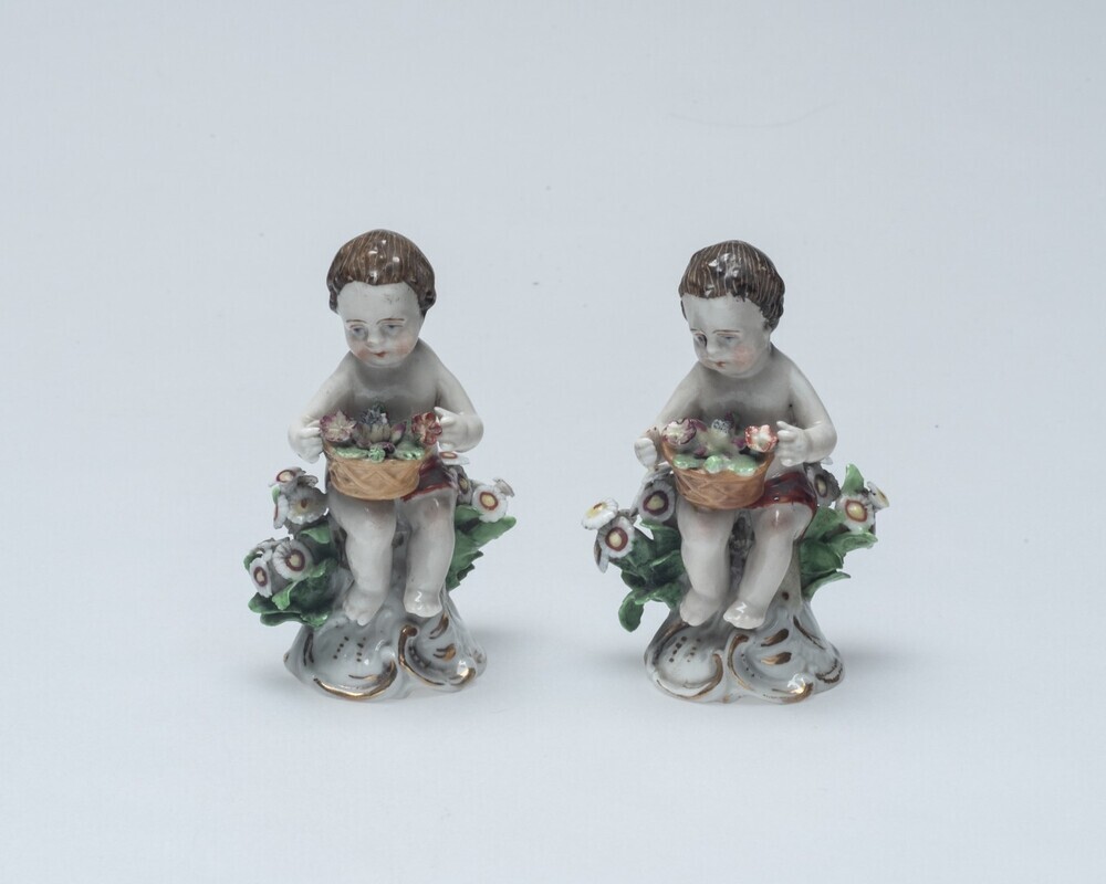 Zittend kind met bloemenmand