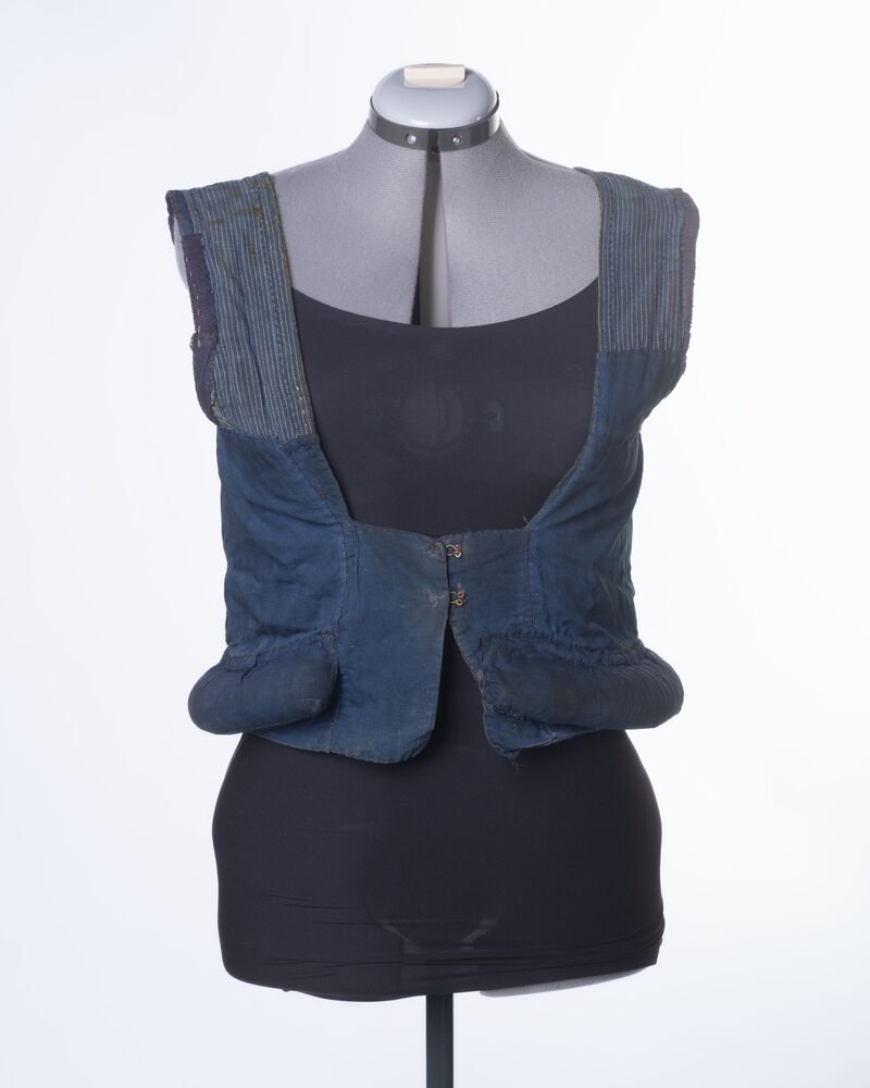 Een onderlijfje van donkerblauw katoen (en linnen)