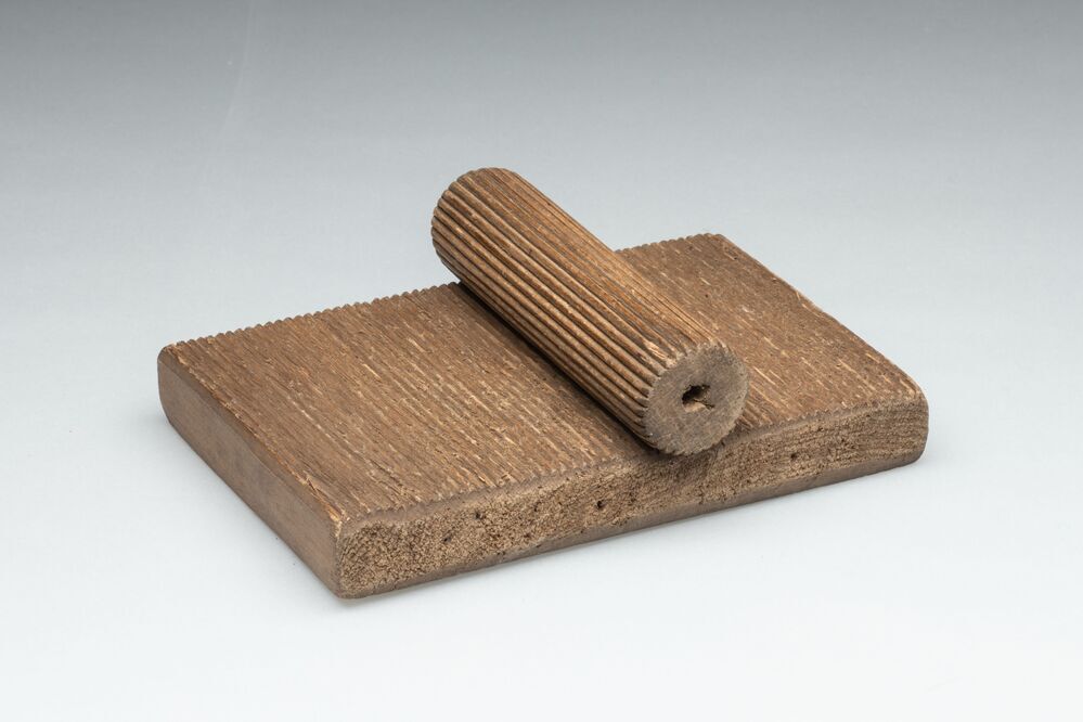 Plooiplankje en rol voor het plooien van mutsen