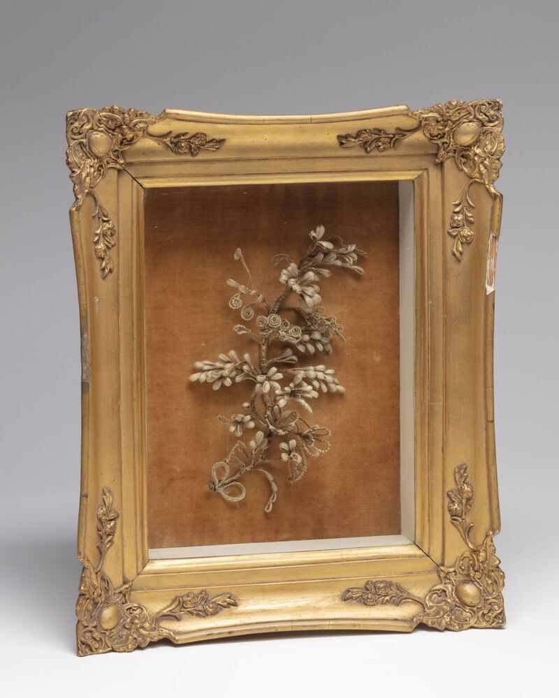 Haarwerk in vergulde lijst