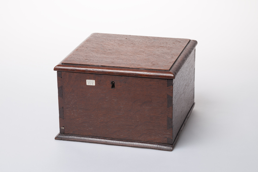 Vierkant kistje van eikenhout