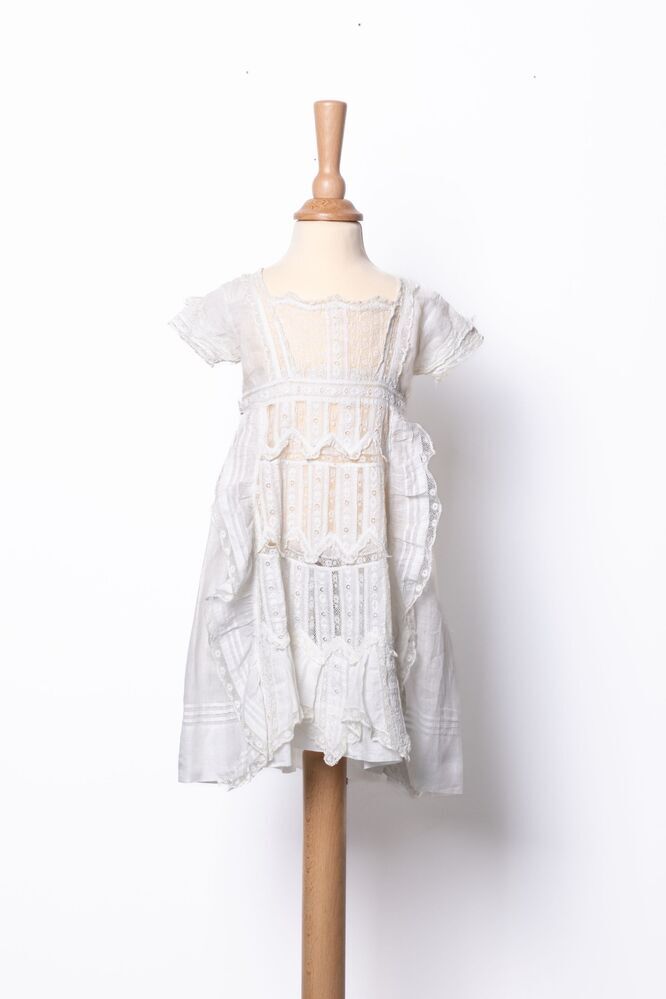 Wit doopjurkje voor een baby