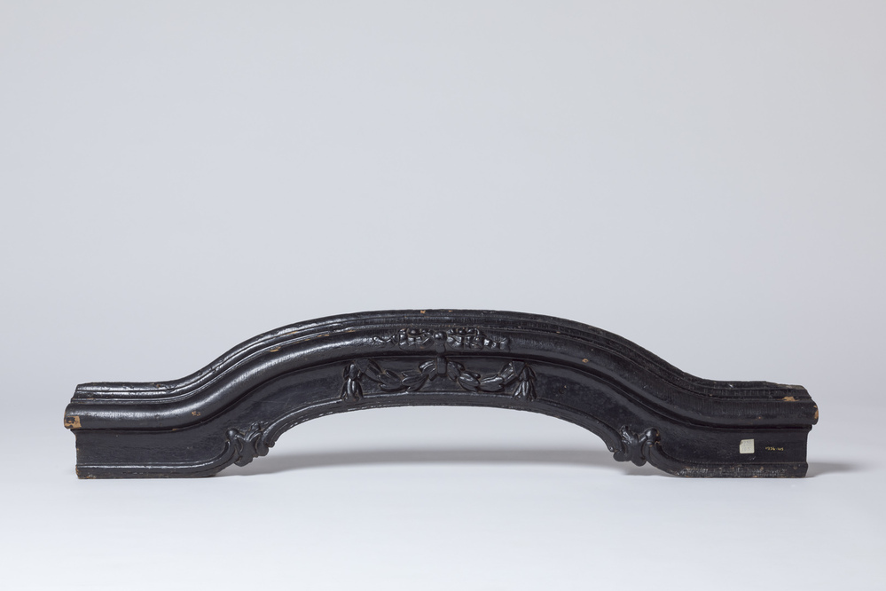 Zwart geverfde vurenhouten schoorsteenmantel