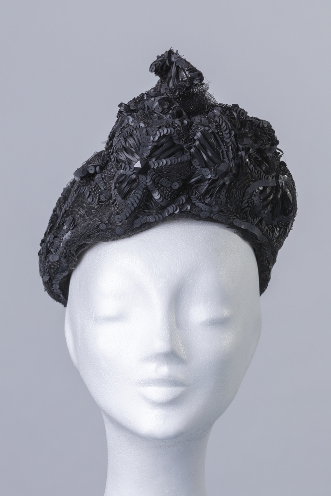 Kapothoedje van zwarte tule en pailletten