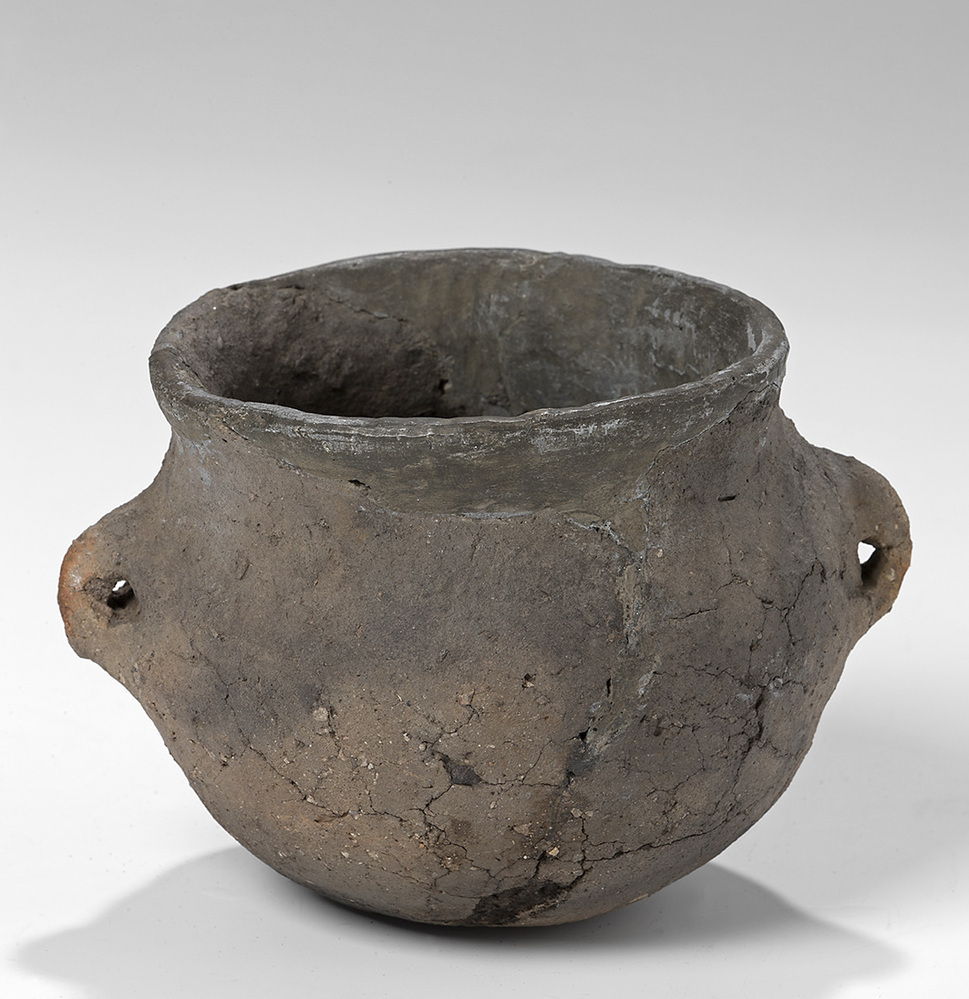 Urn met crematieresten en ijzeren mesje (Marum)