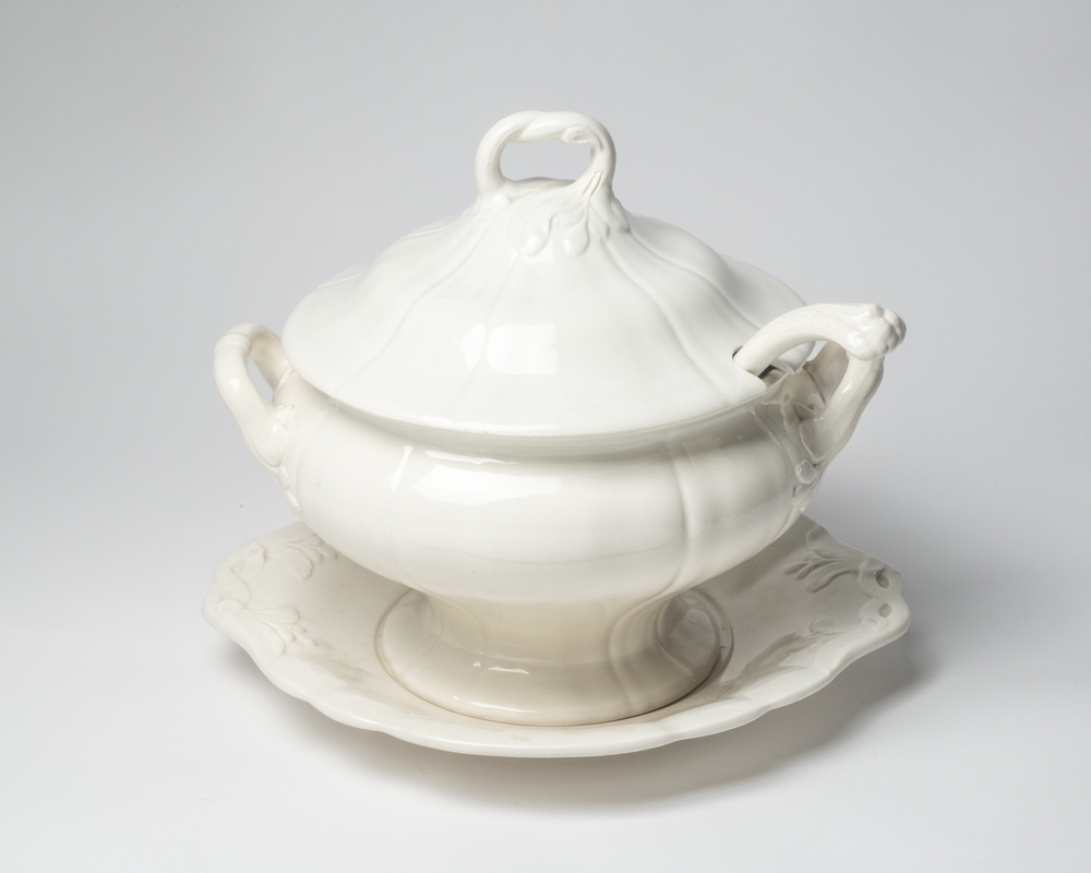 Deel van Wedgwood servies: soepterrine met deksel, onderschotel en lepel