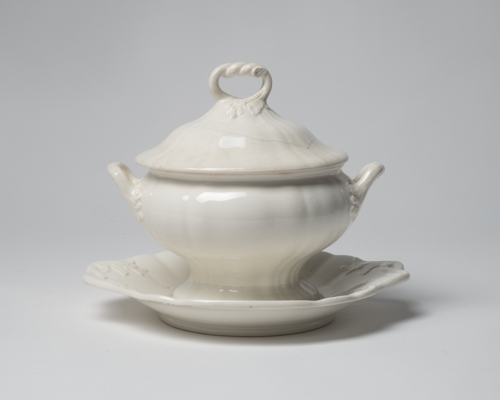 Deel van Wedgwood servies: 2 sauskommen met deksel